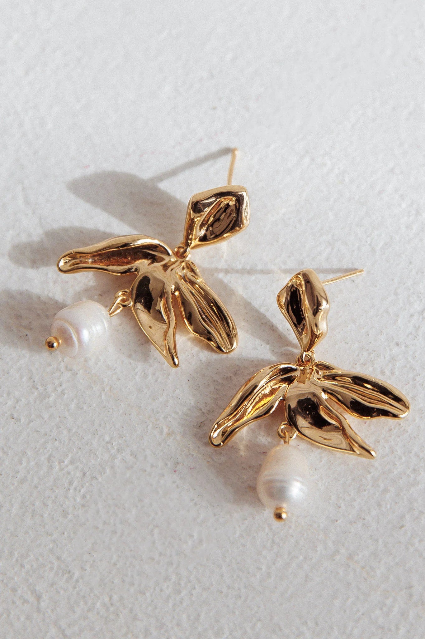Lucie Drop Flower And Pearl Earrings Gold
